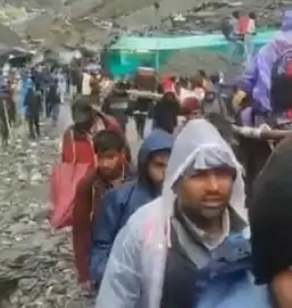 जम्मू-कश्मीर : कारगिल में बादल फटने से अचानक आई बाढ़ से सड़कों और संपत्ति को नुकसान